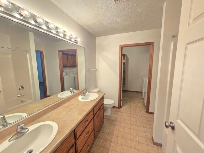 Building Photo - Spacious West Sioux Falls Twinhome with Gr...
