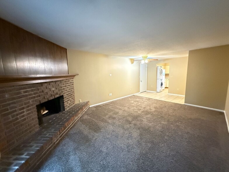 Building Photo - 5633 Bluebird Ct