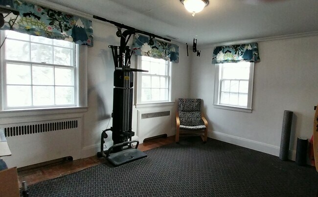 Building Photo - 10 Pine Point Rd