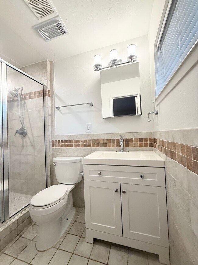 Building Photo - Elegant 3/2/2 home in Maplewood near Meyer...