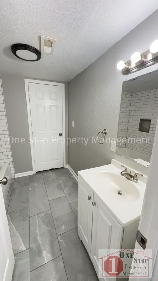 Building Photo - Beautiful 5 Bedroom 2 Bathroom Home in Kan...