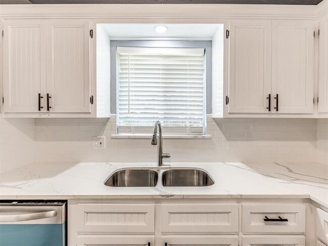 Building Photo - 14008 Gateway Dr