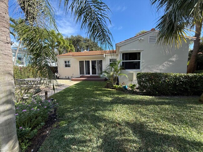 Building Photo - 1219 N Lakeside Dr