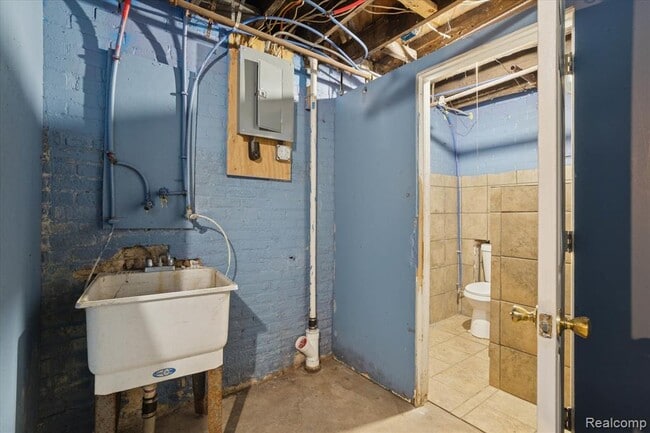 Building Photo - 5421 Toledo St