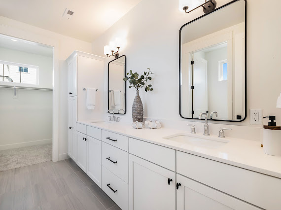 Luxurious Primary Bath - 3045 E Trilby Rd