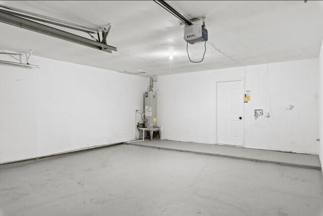 Building Photo - 9930 Valley Lake Dr