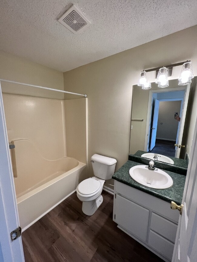 Building Photo - Apartment for Rent