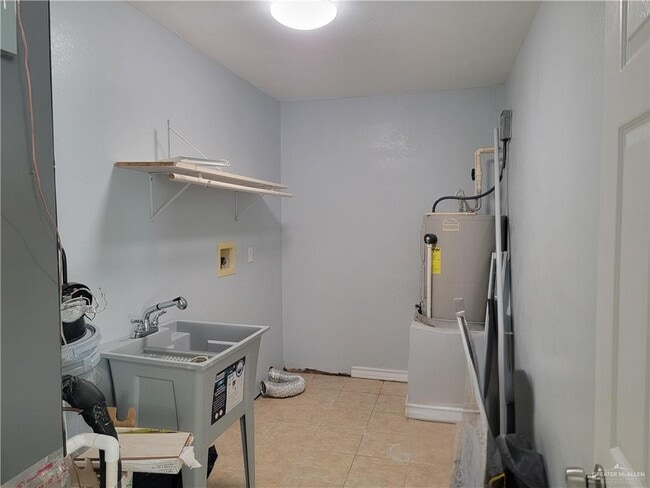 Building Photo - 608 E Loeb St