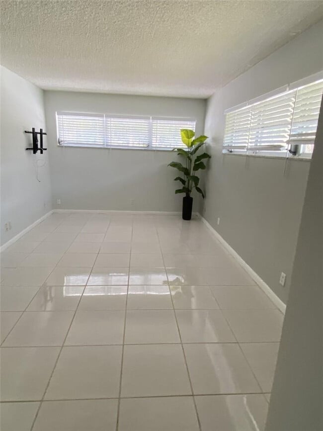 Building Photo - 21 Jacaranda Dr