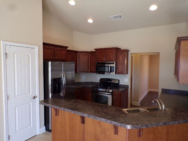 Building Photo - Spacious 3-Bedroom Home