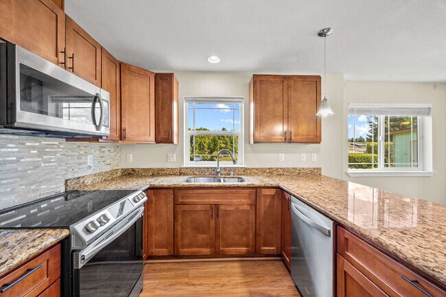 Building Photo - 4 bedrooms, 2.5 bathrooms with attached garage. This large unit is 3 floors!  Rent of $2900.00 in...