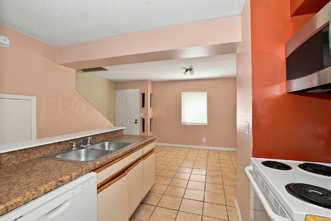 Building Photo - "Charming Kissimmee Retreat: Spacious 2-Bed Oasis with Modern Comforts!"