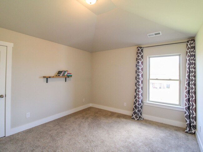 Building Photo - Great Location near Edgewater and Toyota F...