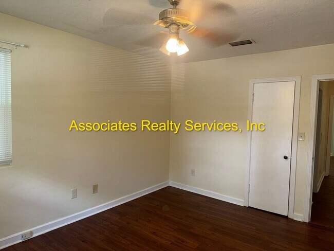 Building Photo - 7 Blocks to Campus! 3 Bed, 2 Bath with a Fenced Backyard and Large Sunroom