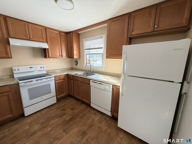 Building Photo - 7 Grandview Dr