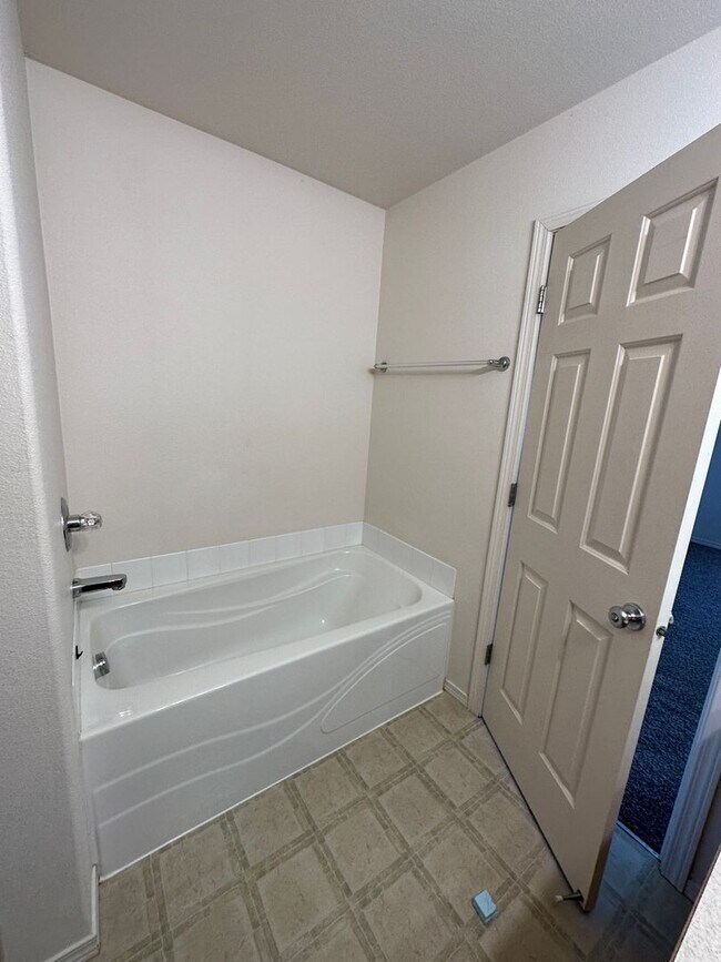 Building Photo - Spacious 2 bed/2.5 bath with bonus room townhome off Road 68