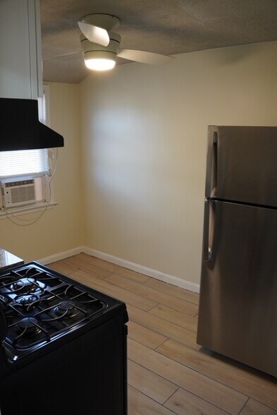 Building Photo - 2711 W 5th St