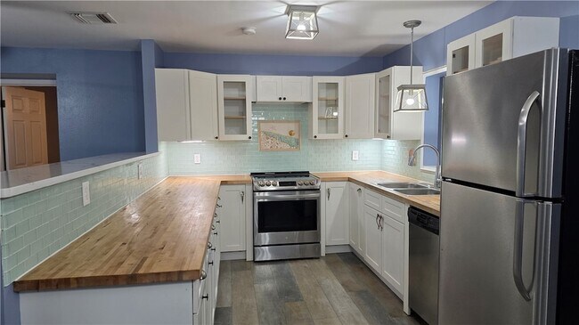 Building Photo - 426 Tulip Dr