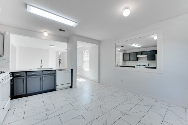 Building Photo - 8510 Village Hollow Ln