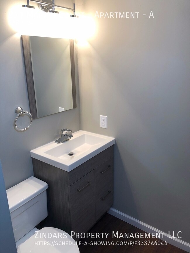 Building Photo - Remodeled bilevel 2 bedroom 1.5 bath townh...