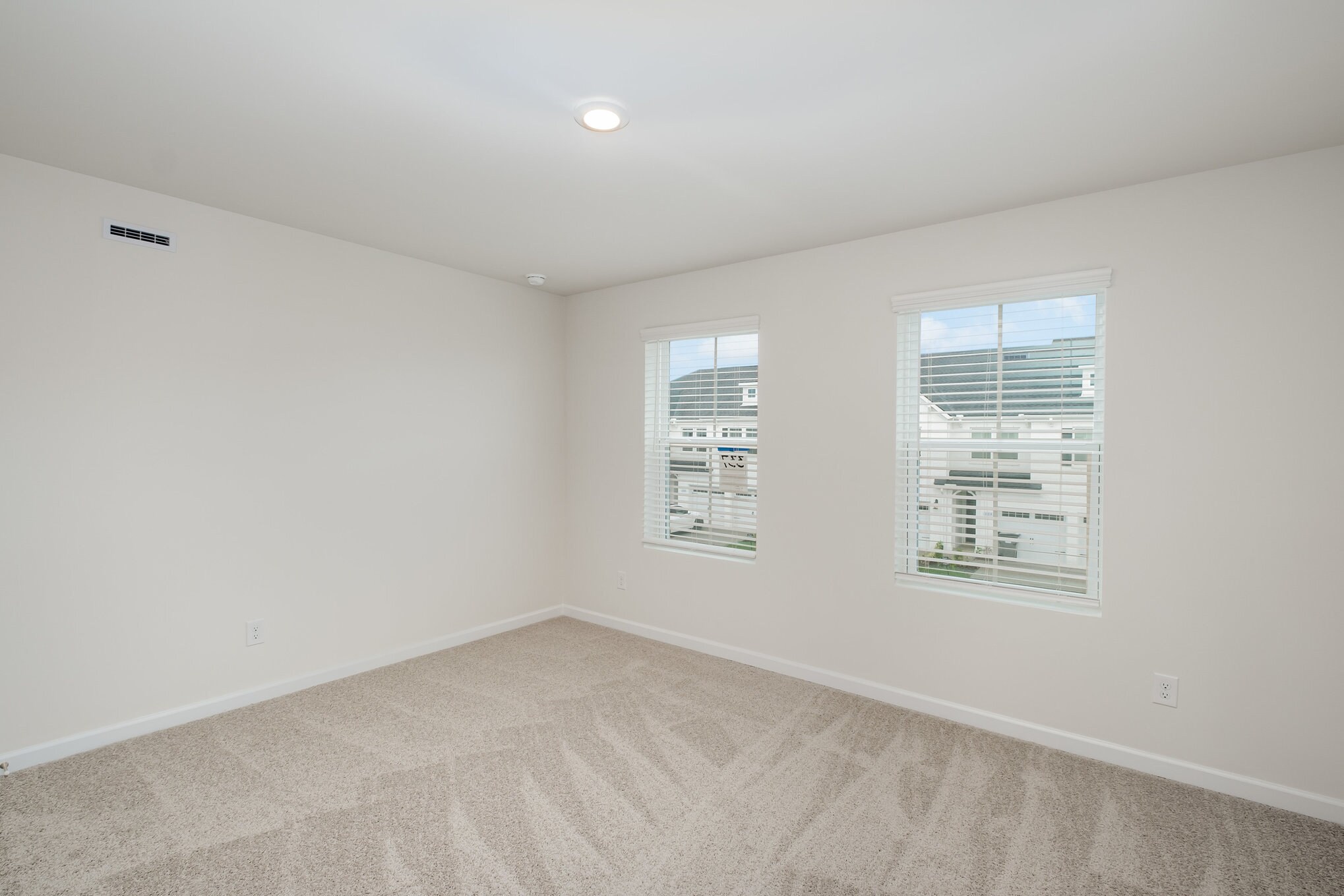 Building Photo - 605 Club View Way