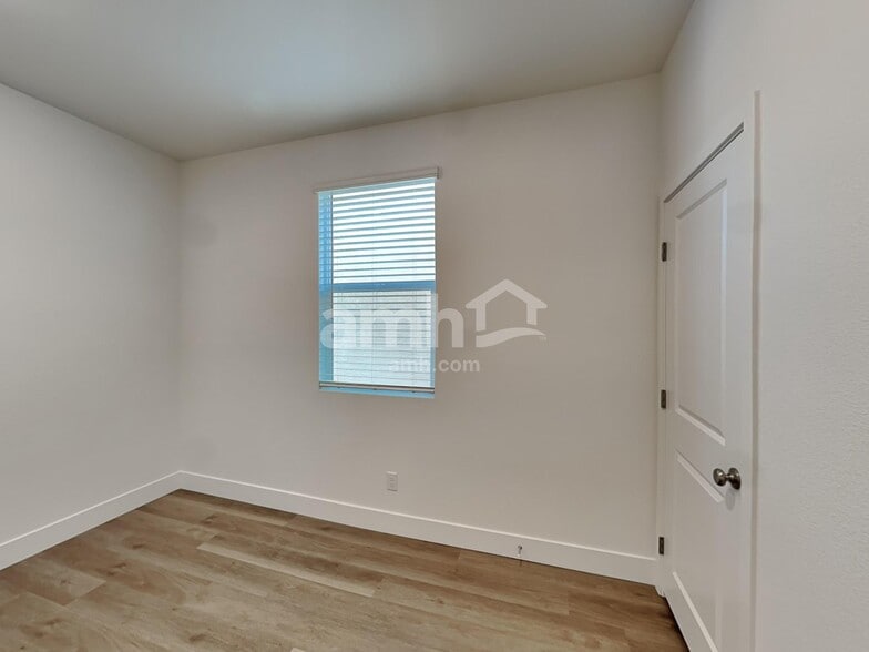 Building Photo - 11053 S Sanaco Ct