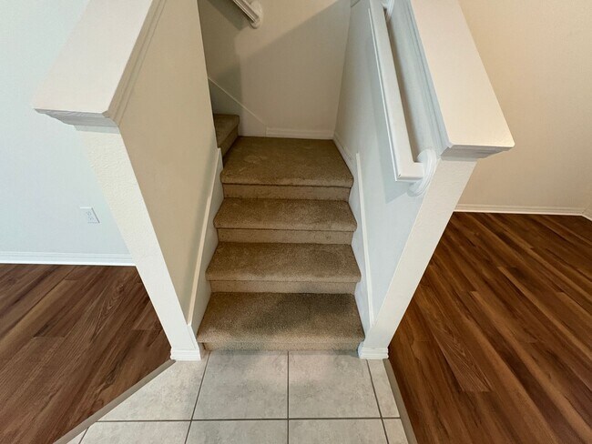 Building Photo - 5 bedroom 3.5 Bath House on Oakland Trails, Easy Turnpike Access No Rear Neighbors