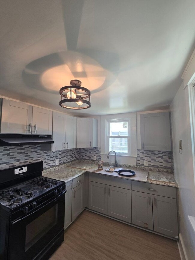 Building Photo - 3 Bedroom Single Family | Section 8 Welcomed