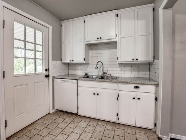 Building Photo - 3 Bedroom 1 Bath Home in Shawnee!
