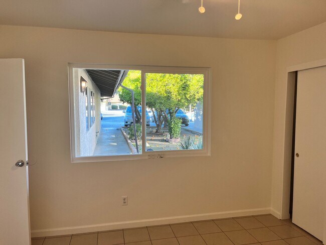 Building Photo - 3BD/2BA Duplex - Hemet