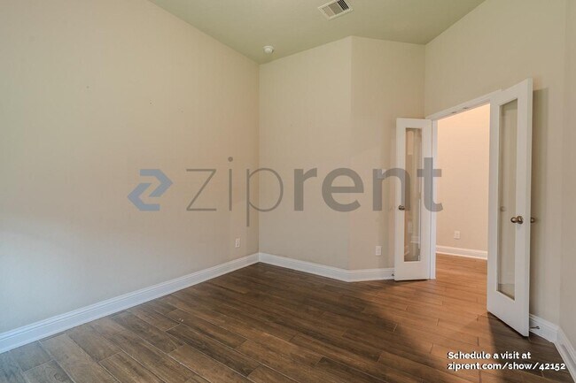 Building Photo - 18818 Lake Ridge Dr
