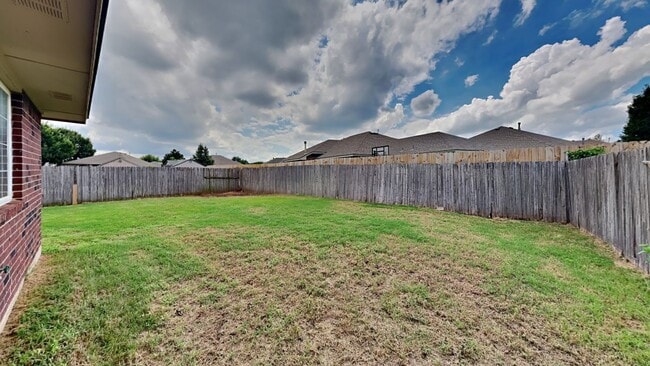 Building Photo - Very Nice 3 Bedroom 2 Bath Home in Mustang Schools
