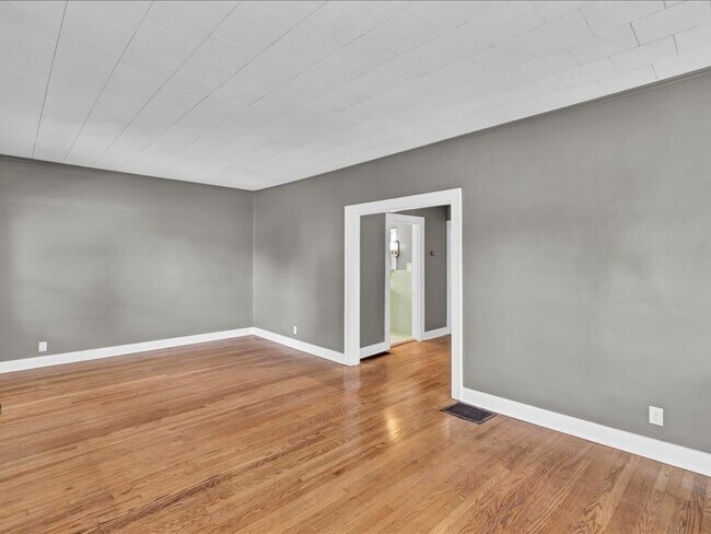 Building Photo - 3220 Grant Ave