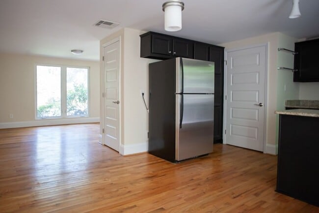 Building Photo - Sleek & Sun-Drenched 2BR Townhouse in Heart of Carrboro