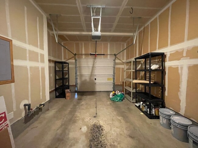 Building Photo - Charming 3 Bd, 2.5 Ba Pet-Friendly Home in Hillsboro ~ Washer & Dryer Included, Single-Car Garage...