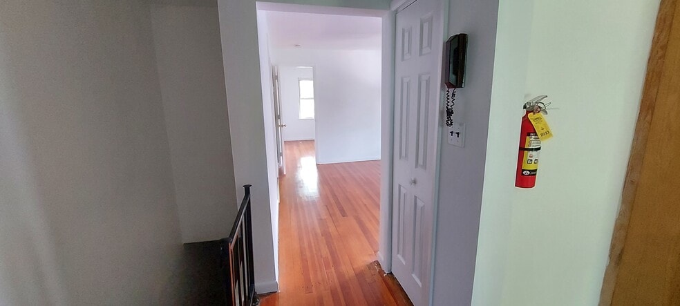 Entrance - Top of Stairs - 325 Whiteman St