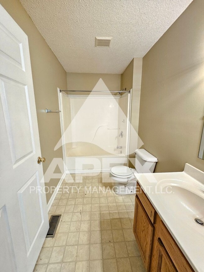 Building Photo - MOVE-IN SPECIAL!! NO RENT UNTIL MAY! - 3 Bd | 2 Ba Top Floor Condo in West Knoxville!