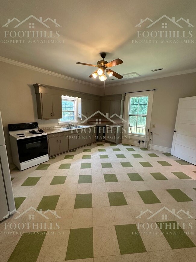 Building Photo - Charming 4-Bedroom Single Family House Nea...