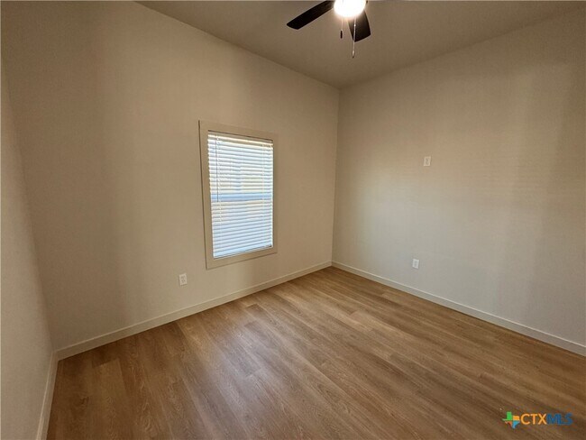 Building Photo - 318 Warehouse Rd