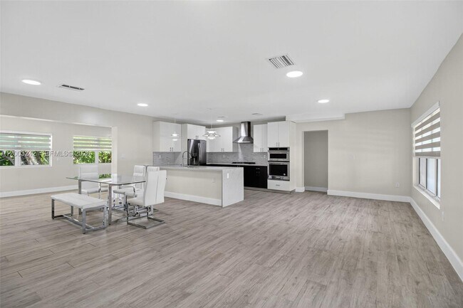 Building Photo - 6090 SW 63rd Ave