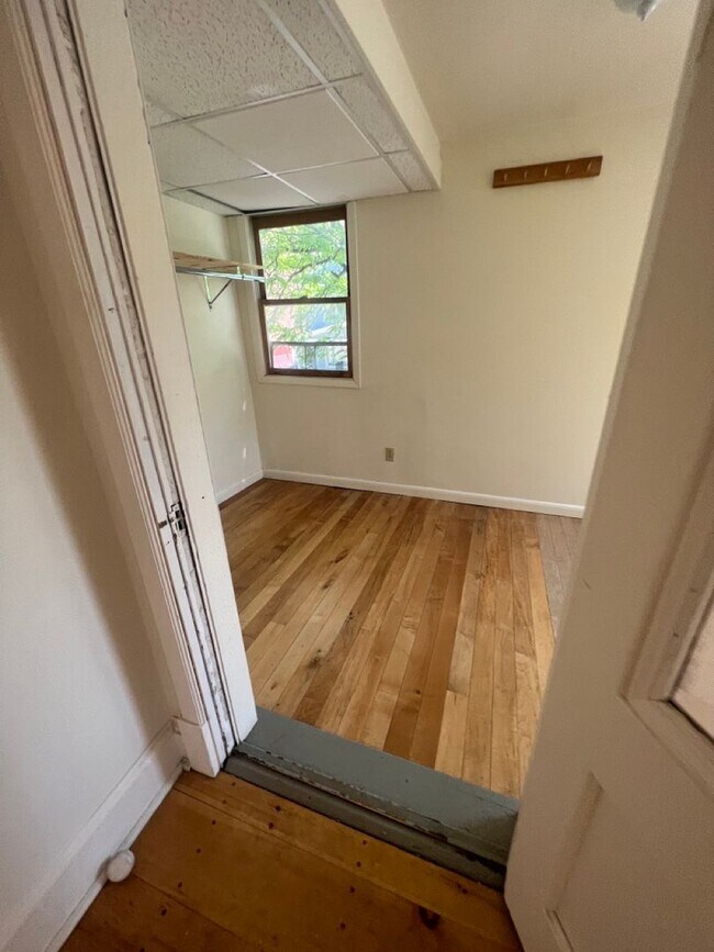 Building Photo - 52 Hickok Pl