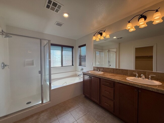 Building Photo - West Rosamond 5 bedroom