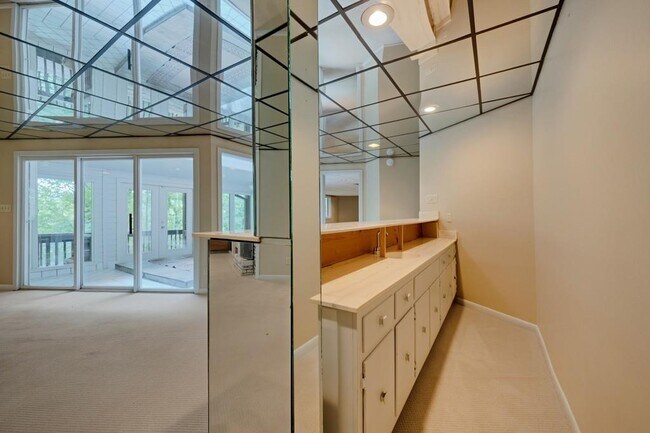 Building Photo - 130 Huntcliff Point NE