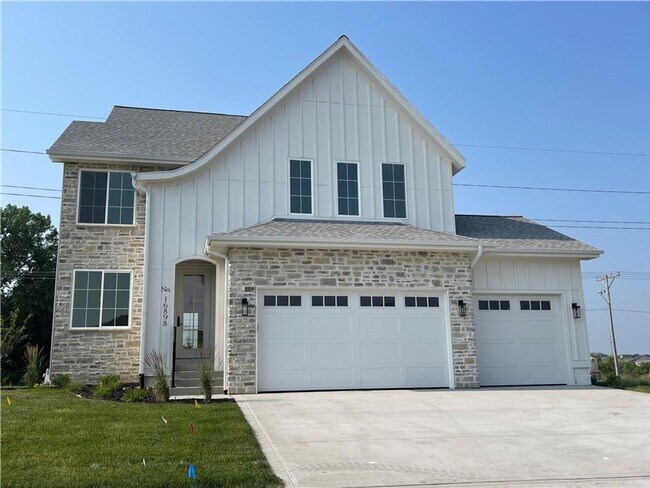 Building Photo - 16898 Madison Cir