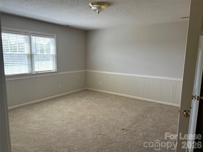 Building Photo - 2417 Lynwood Dr