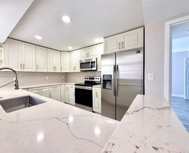 Building Photo - 800 Parkview Dr