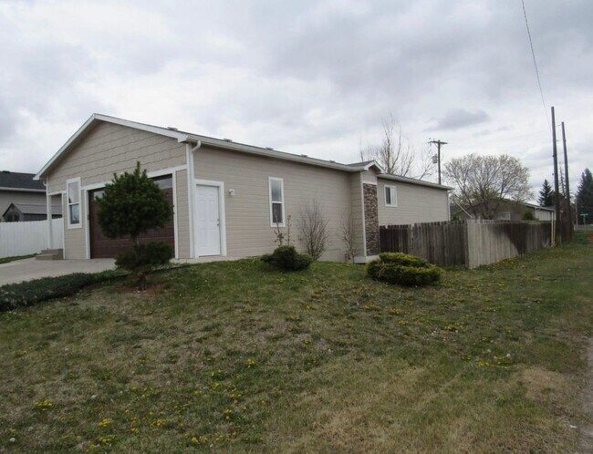 Building Photo - 3920 Robitaille Ct