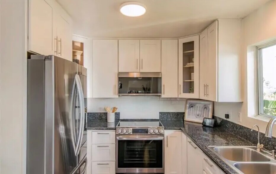 Building Photo - 8400 De Longpre Ave