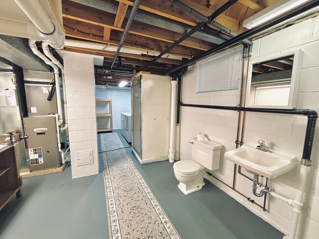 Building Photo - Sprawling 3bedroom 2bath Home in Roseville...