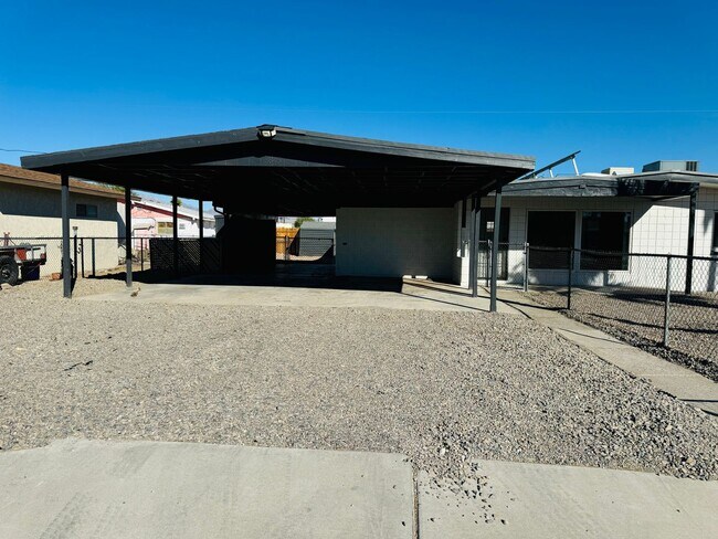 Building Photo - Spacious 3 Bedroom, 2 Bathroom Home with S...
